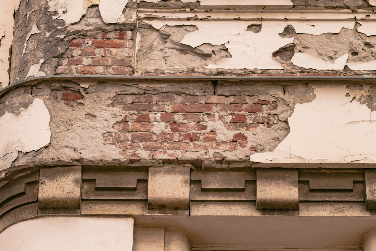 Hotel Royal i Pošta: Oronule fasade prijete prolaznicima Hotel Royal i Pošta: Oronule fasade prijete prolaznicima
