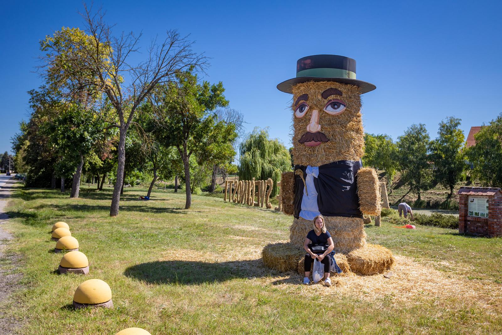 Slamnati ‘Šokac’ u centru Cerne poziva na 43. Žetvene svečanosti Slamnati ‘Šokac’ u centru Cerne poziva na 43. Žetvene svečanosti