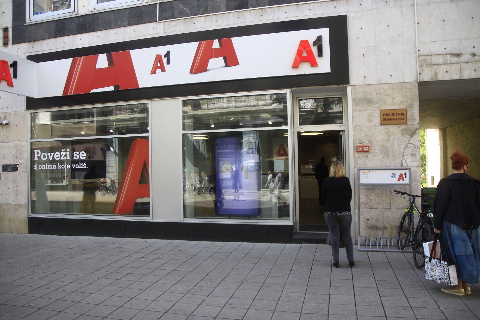 Nakon više od mjesec dana trgovine u centru grada otvorile vrata