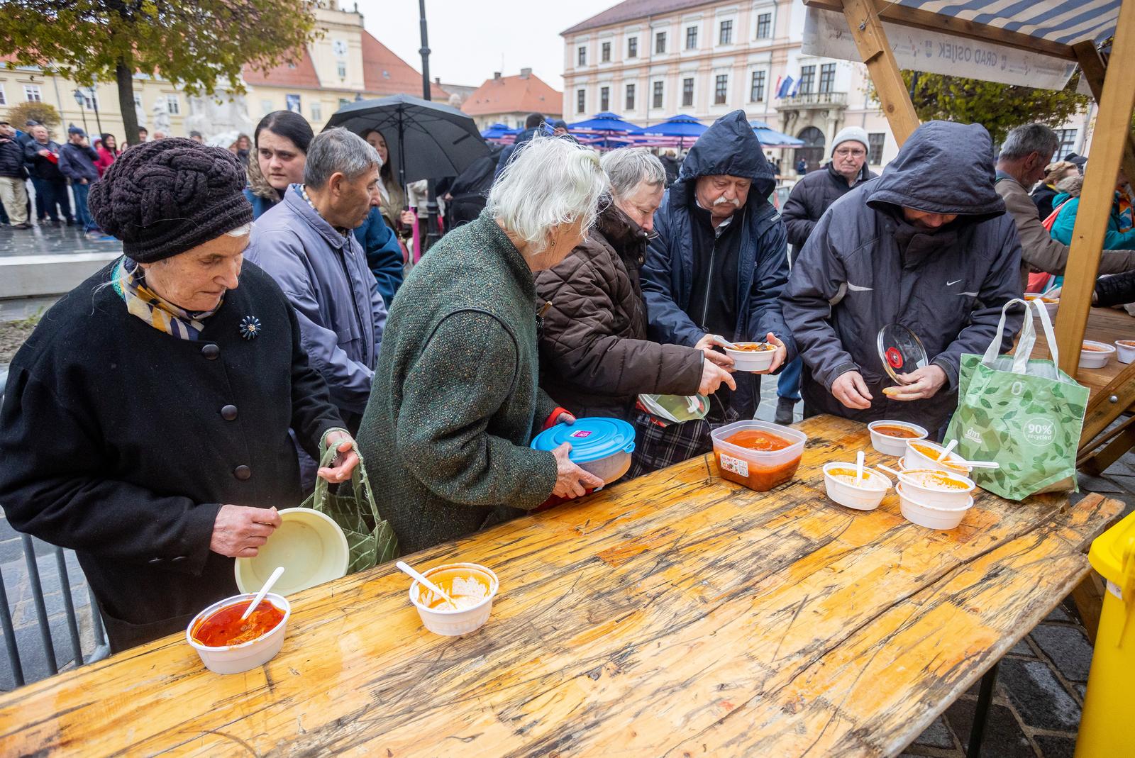 Podjela fiš paprikaša u Tvrđi, Veliki petak 2023.