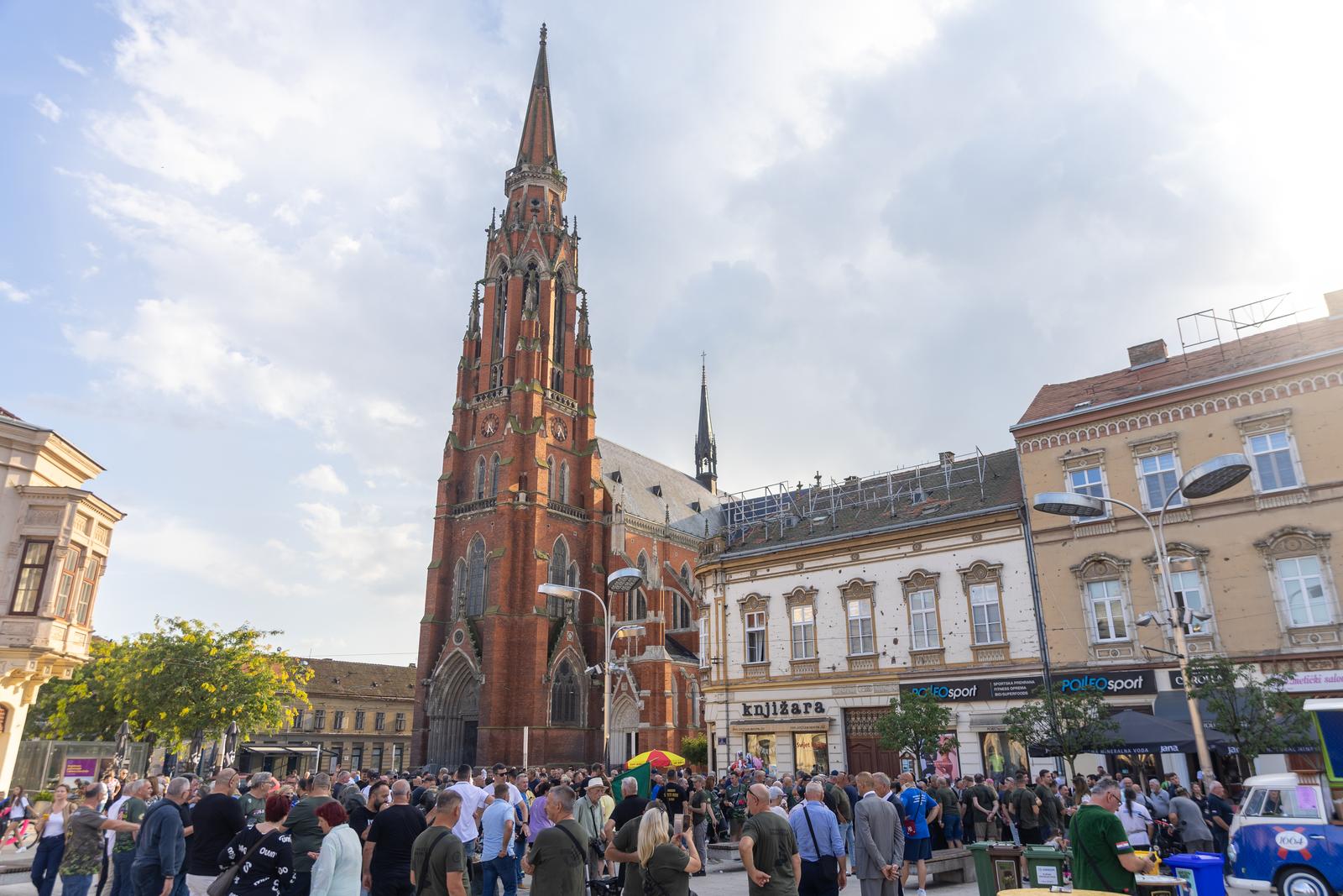 Svečanim mimohodom i bakljadom obilježen Dan osječkih banitelja Svečanim mimohodom i bakljadom obilježen Dan osječkih banitelja