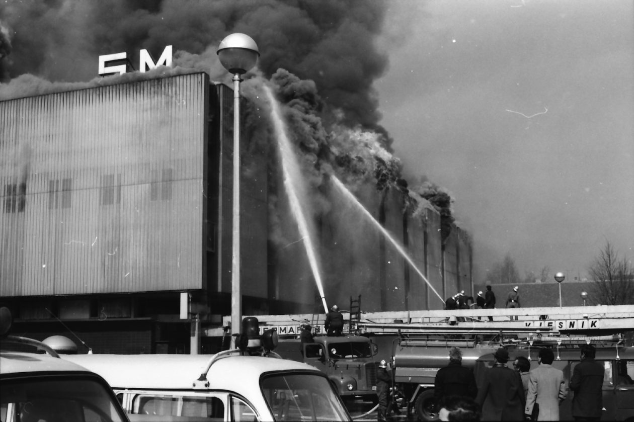 f4-6-HR-DAOS-964-2-2-1-18-2-Osijek-na-fotografijama-Supermarket-pozar-Osijek-1982-godina f4-6-HR-DAOS-964-2-2-1-18-2-Osijek-na-fotografijama-Supermarket-pozar-Osijek-1982-godina