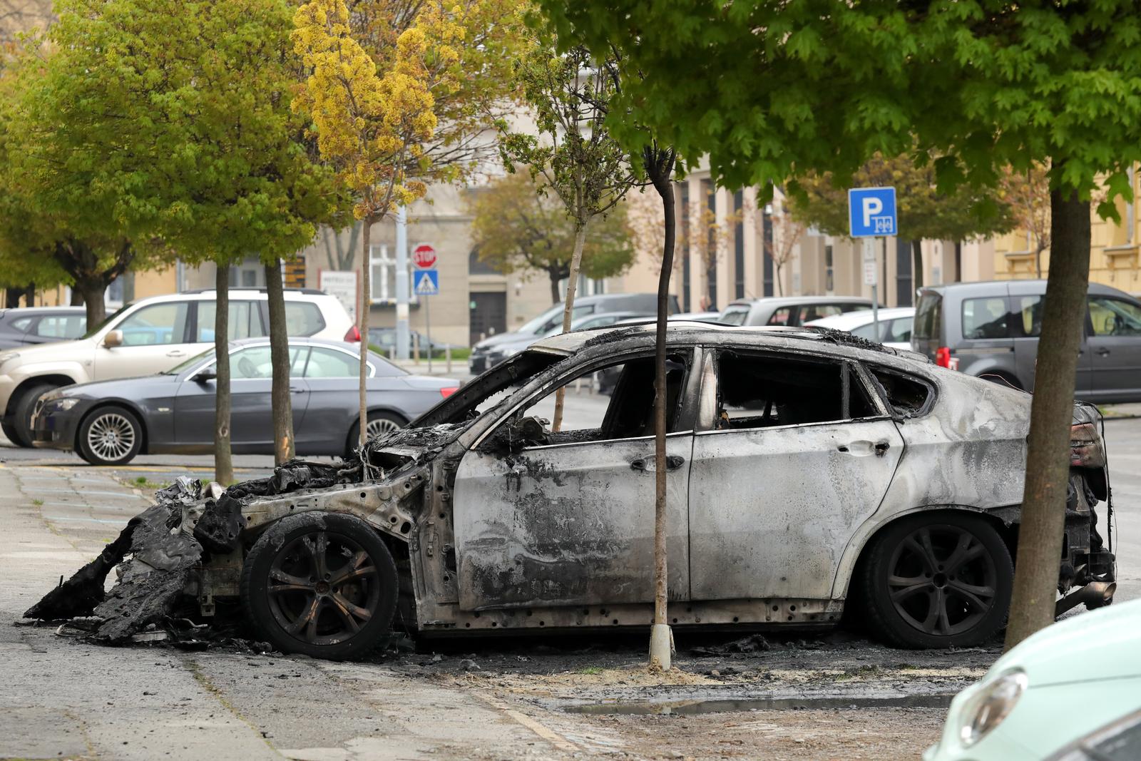 U centru Osijeka jutros izgorio BMW