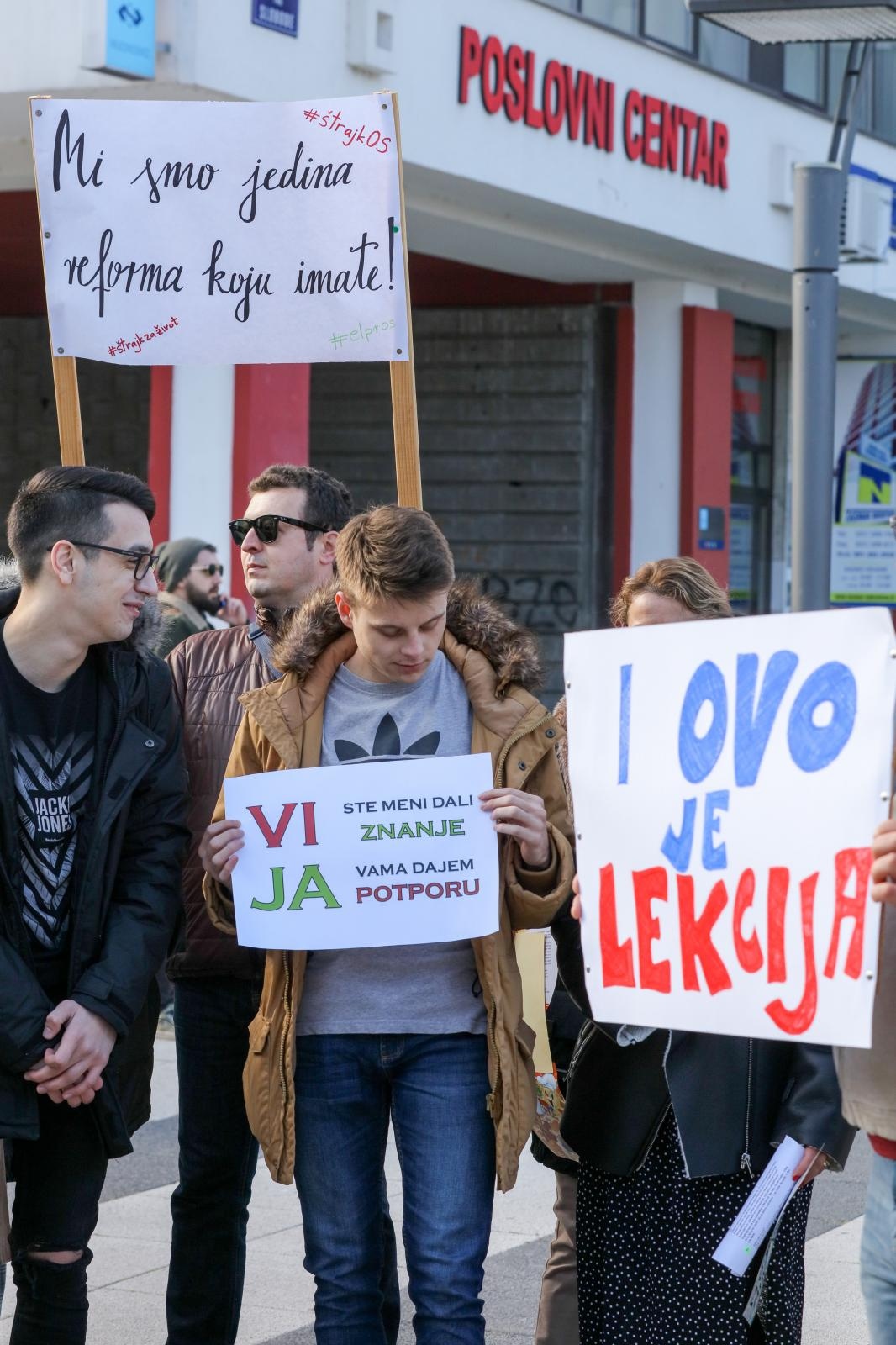 Osječani pružili podršku prosvjetarima