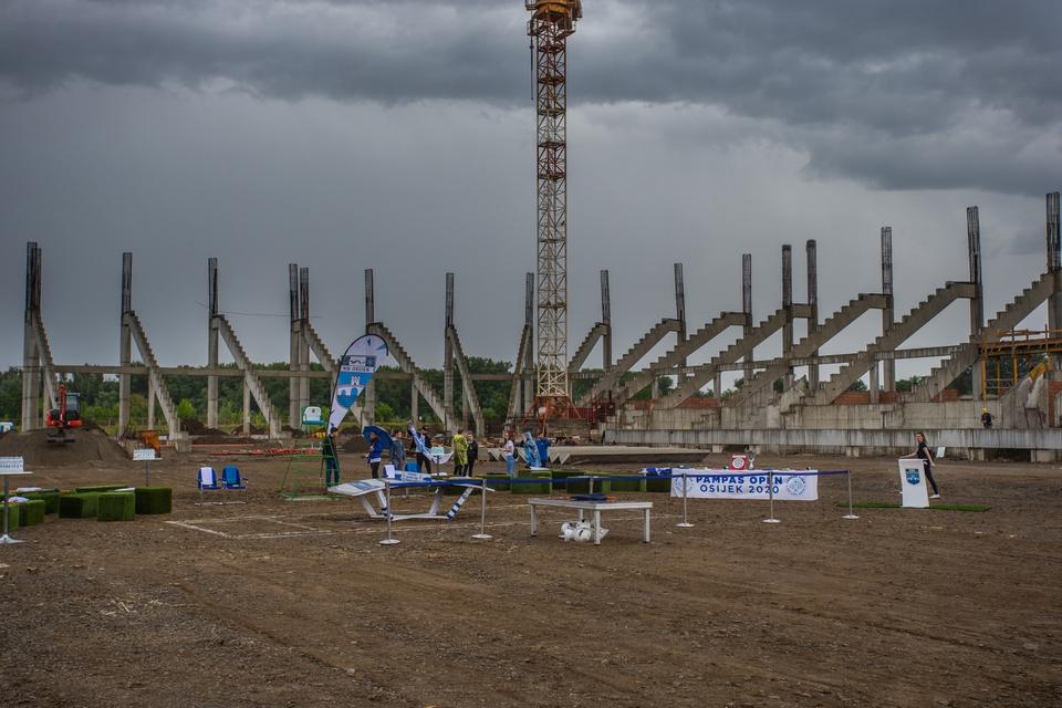 Kiša pokvarila nogometno-tenski spektakl na novom osječkom stadionu