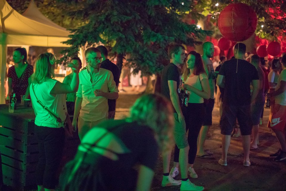Kineska In Da Sofa u dvorištu fakulteta
