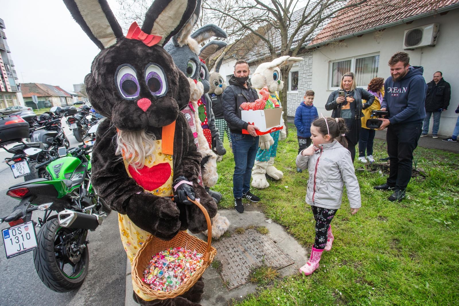 Motozeke se provozali Osijekom i darivali djecu