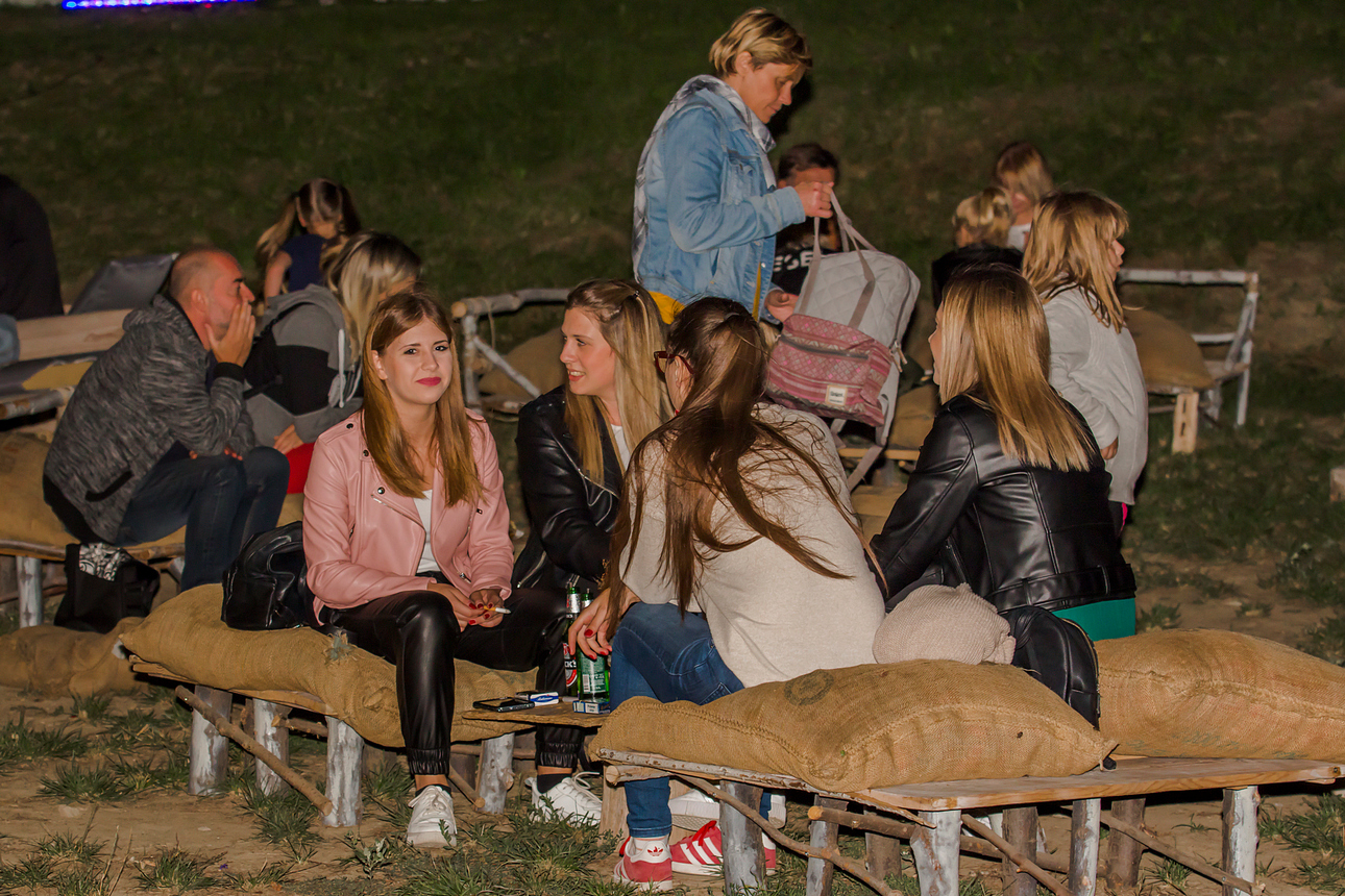Osijek, 3.10.2020. – Jučer je u Osijeku počeo drugi HeadOnEast festival. Cijeal Tvrđa pretvorial se u šarenu festivalsku pozornicu s brojnim zanimljivim sadržajima. Kako je bilo prve večeri pogledajte u našoj velikoj fotogaleriji [HeadOnEast 2020.]