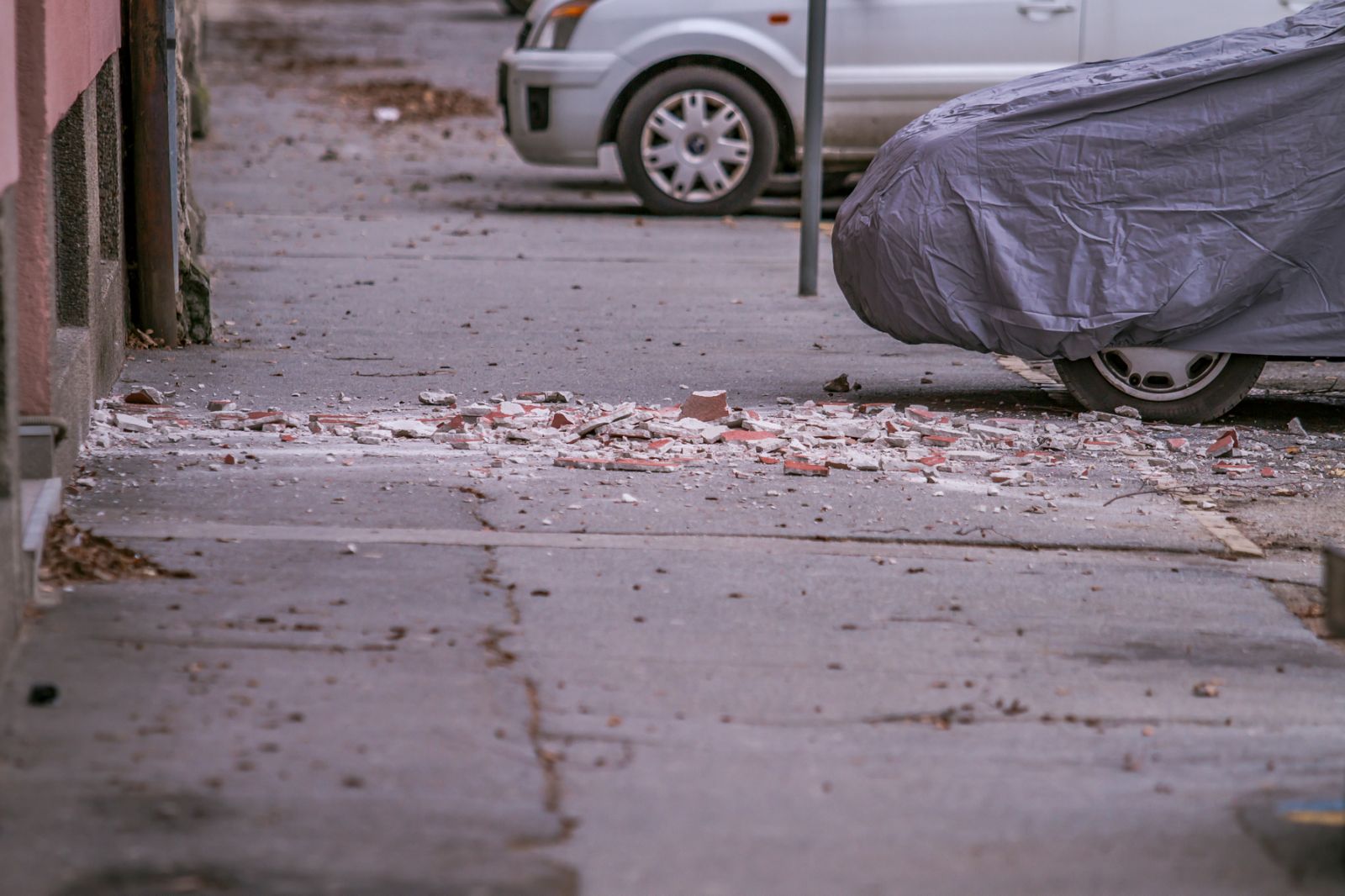 Vjetar pravi probleme po osječkim ulicama