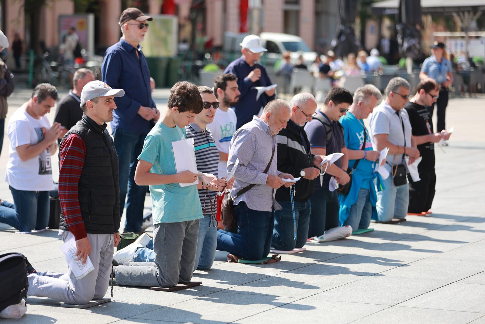 Molitelji ispred konkatedrale, 3.6.2023.