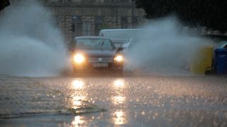 Automobil upao u rupu Automobil upao u rupu