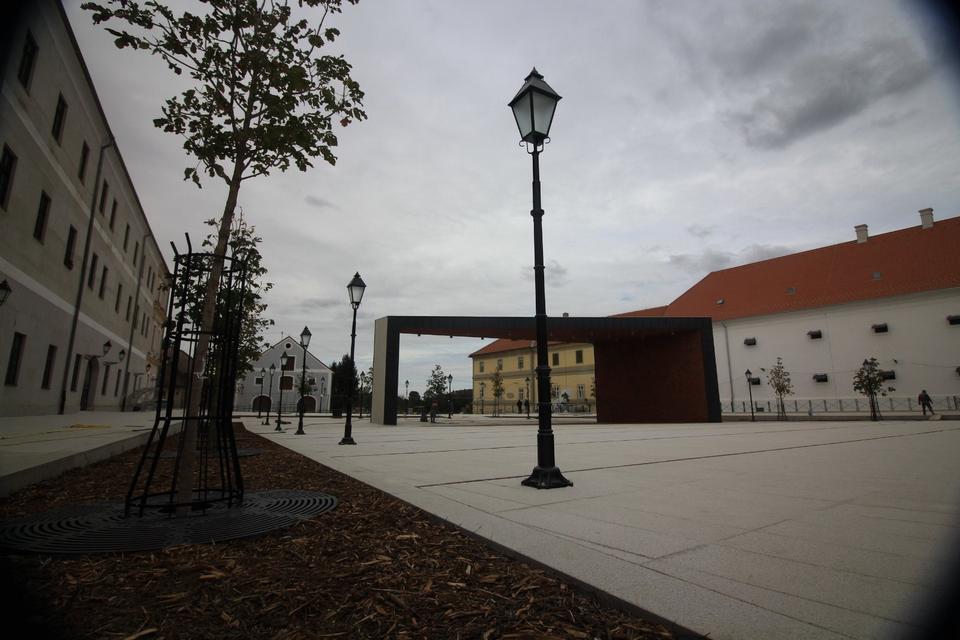Osijek, 3.10.2019. – Trg Vatroslava Lisinskog pred otvorenje