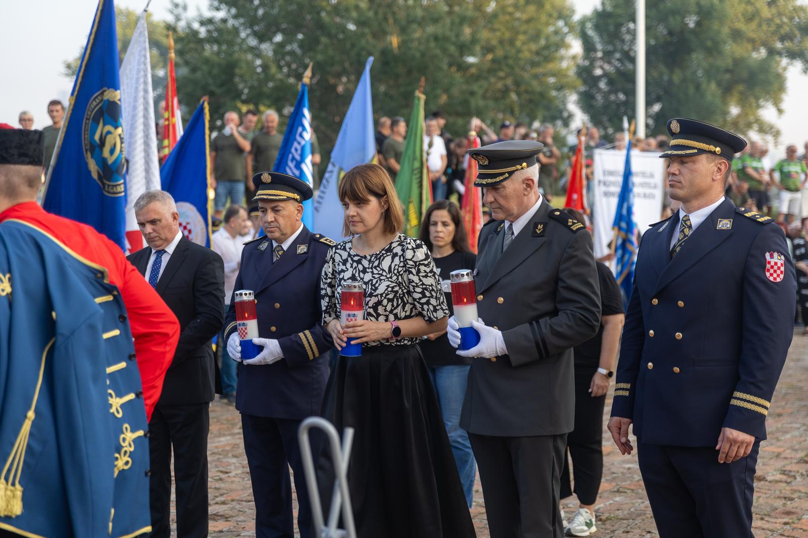 Svečanim mimohodom i bakljadom obilježen Dan osječkih banitelja Svečanim mimohodom i bakljadom obilježen Dan osječkih banitelja