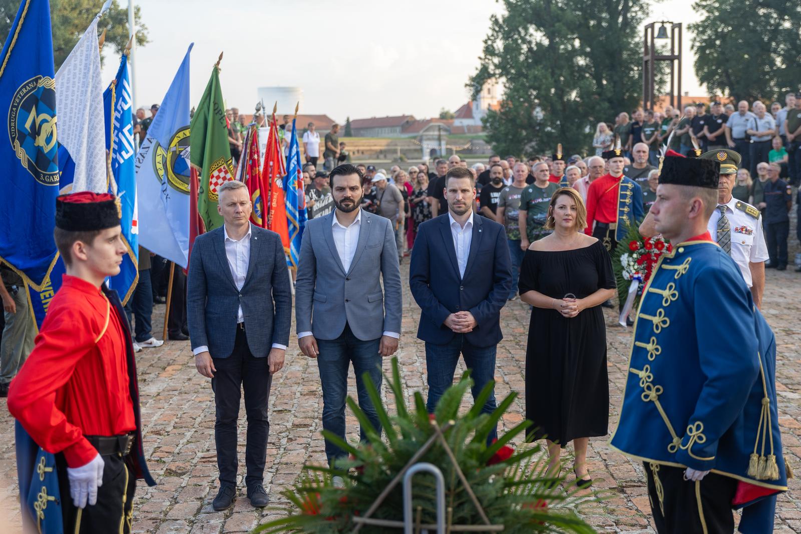 Svečanim mimohodom i bakljadom obilježen Dan osječkih banitelja Svečanim mimohodom i bakljadom obilježen Dan osječkih banitelja