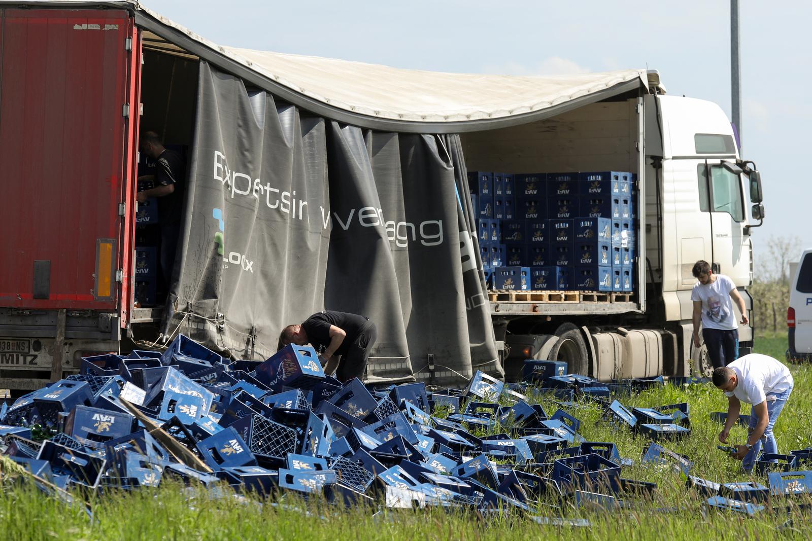 Travanj 2021. – Kamion koji je prevozio pive ostao bez dijela svog tereta