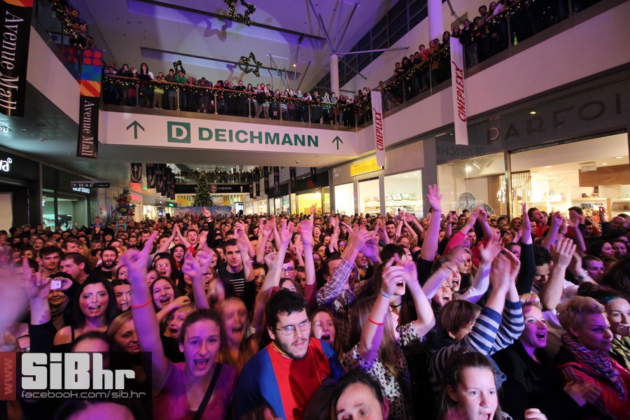 lana_i_colonia_Avenue_mall_21