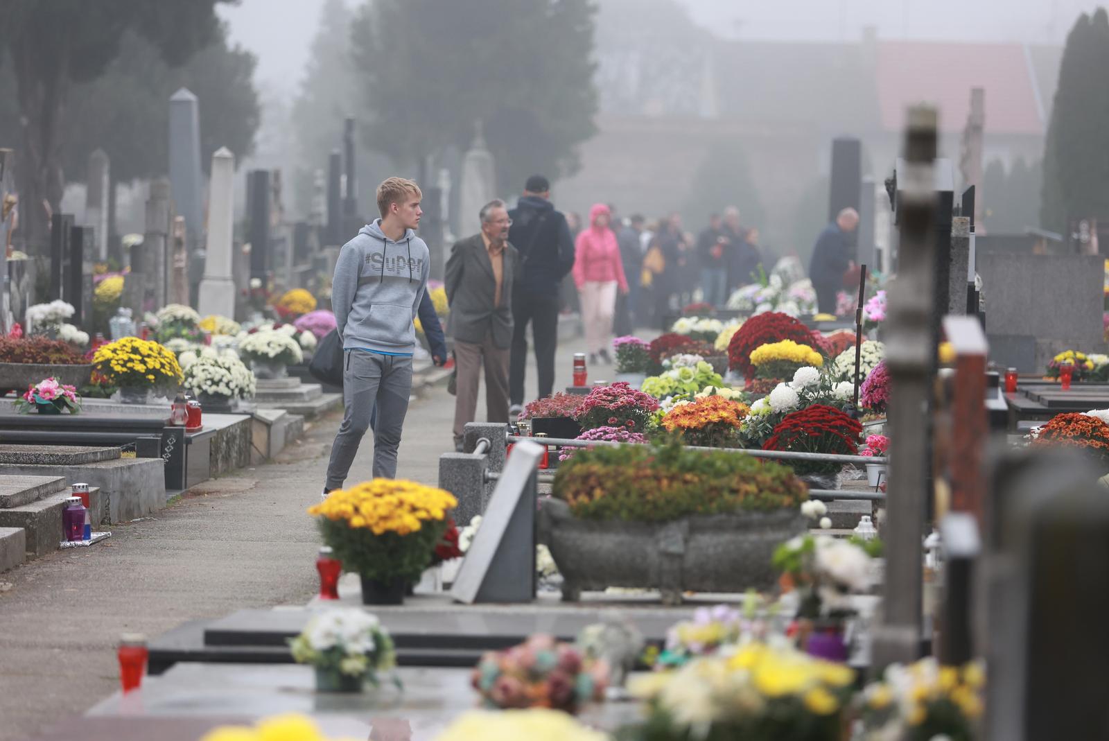 Osječani obilaze groblja