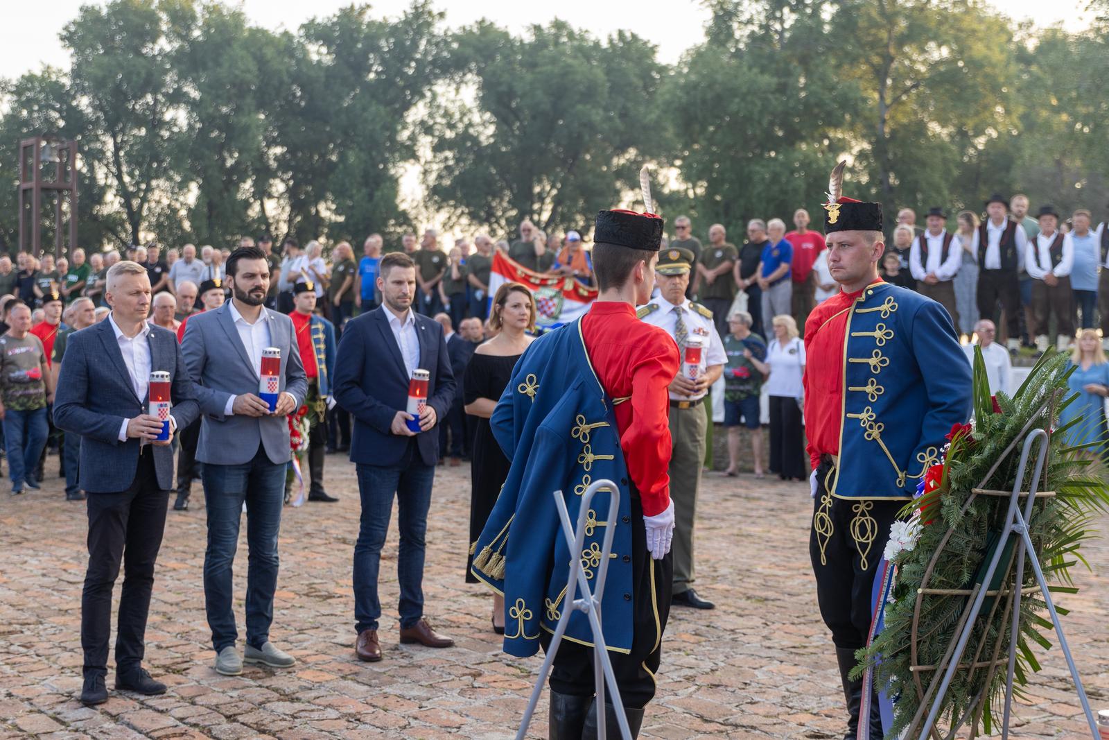 Svečanim mimohodom i bakljadom obilježen Dan osječkih banitelja Svečanim mimohodom i bakljadom obilježen Dan osječkih banitelja