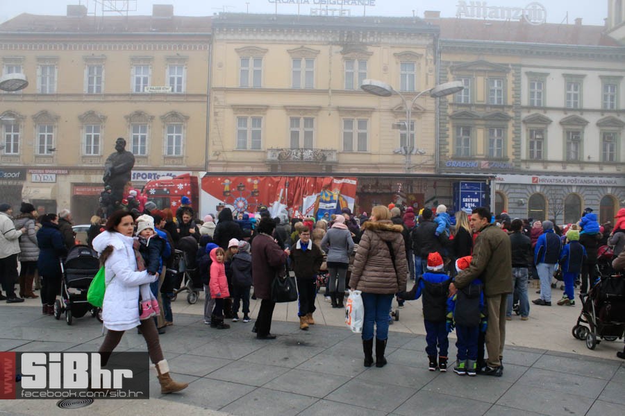 djed_mraz_kamion_osijek_bozic_2