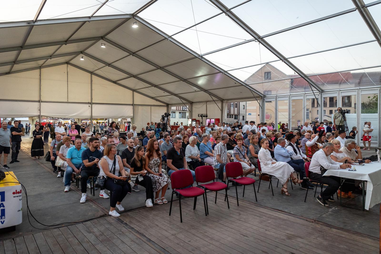 Folklornim večerima započele 58. Vinkovačke jeseni Folklornim večerima započele 58. Vinkovačke jeseni