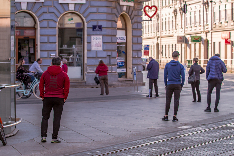 Promenada puna šetača: Zbog lijepog vremena Osječani zaboravili na koronavirus?