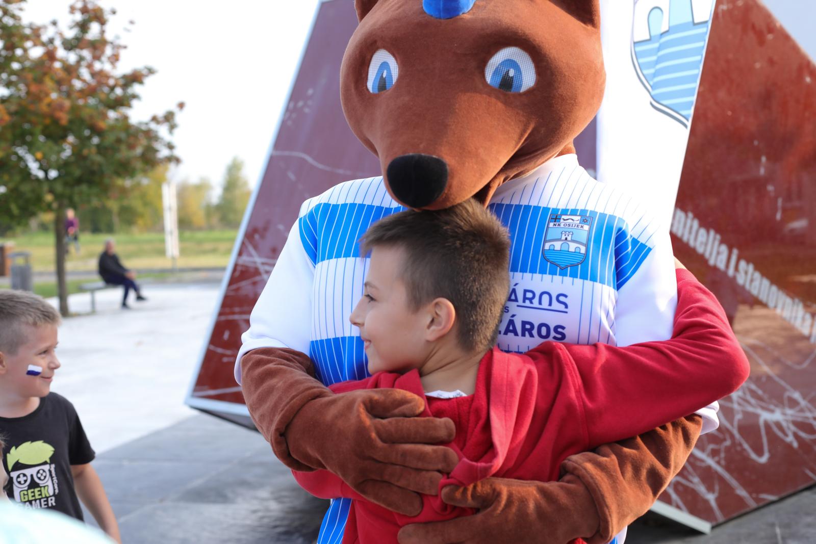 Bijelo-plavi korner Jug 2 Bijelo-plavi korner Jug 2