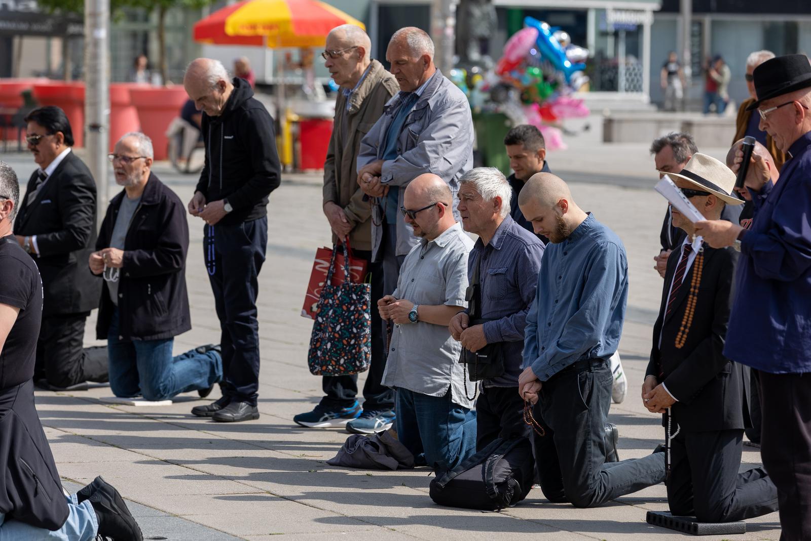 Molitelji ispred katedrale, svibanj 2023.