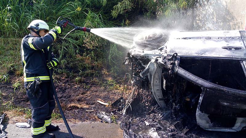 Vatrogasci gase požar automobila Vatrogasci gase požar automobila