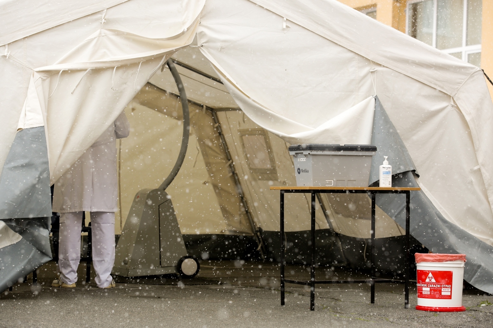 Pred Domom zdravlja u Osijeku postavljen šator s ambulantom za COVID-19