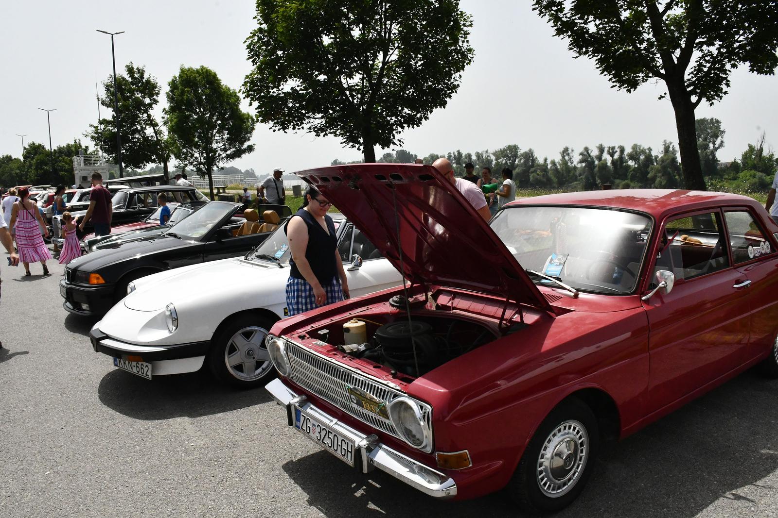 Fascinantna povijest na kotačima: Održan još jedan oldtimer susret u Slavonskom Brodu