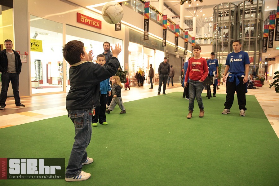 juniori_nkos_u_avenuemallu_2812 juniori_nkos_u_avenuemallu_2812