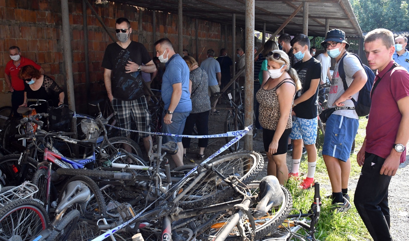 Rasprodaja u dvorištu policije u Slavonskom Brodu