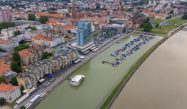Pogled iz zraka na visoki vodostaj Drave u Osijeku, lipanj 2024.