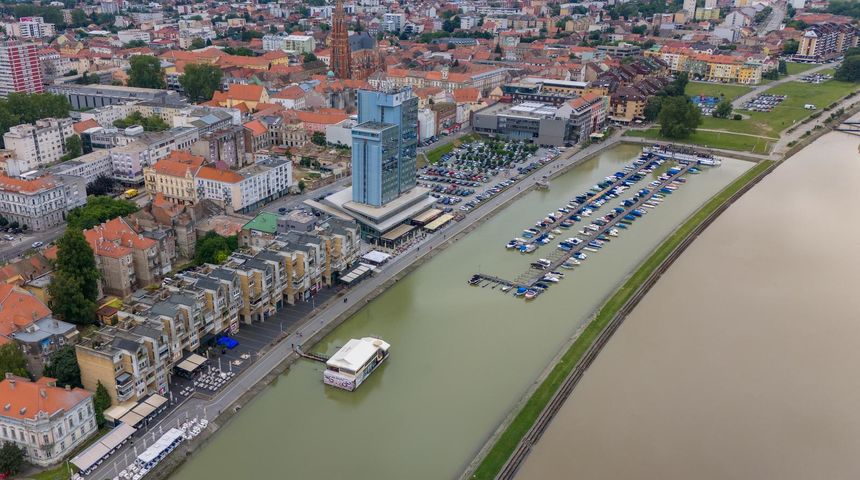 Pogled iz zraka na visoki vodostaj Drave u Osijeku, lipanj 2024.