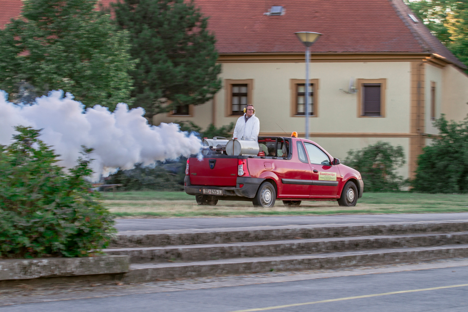 Zaprašivanje komaraca u Osijeku