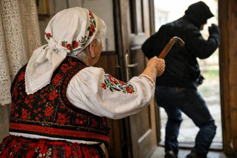 starica tjera lopova starica tjera lopova