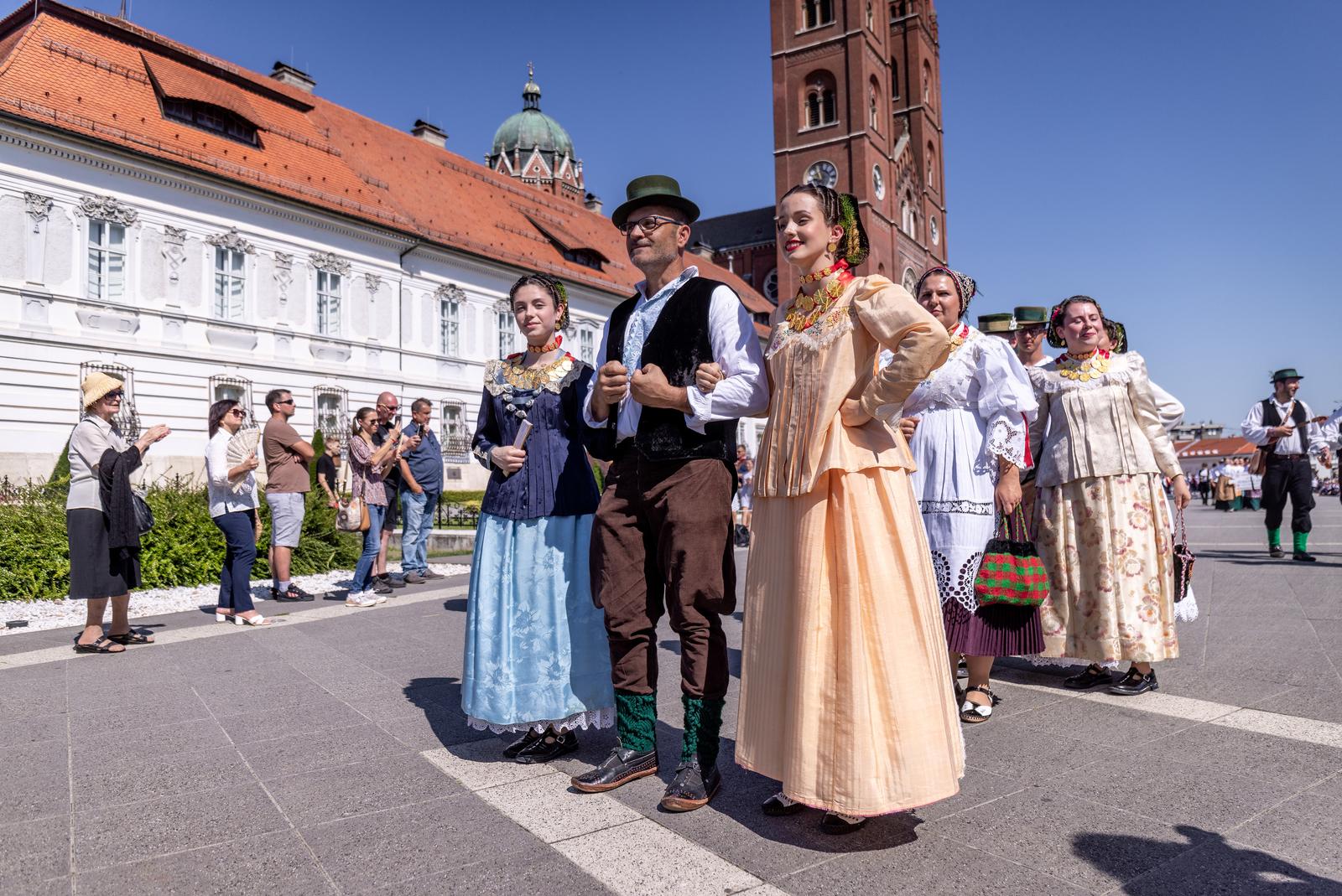 Veliki broj ljudi na svečanoj povorci 58. Đakovačkih vezova