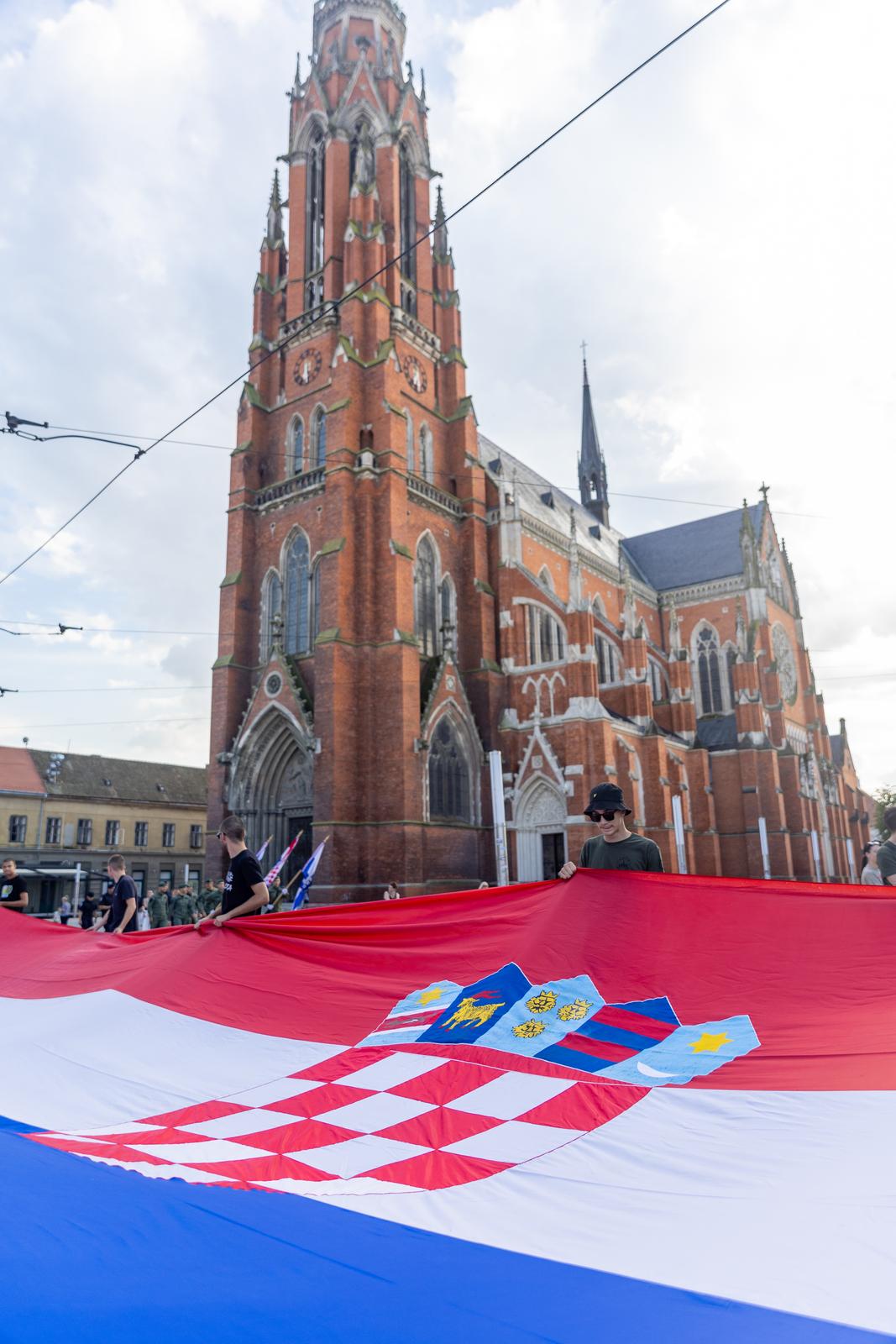 Svečanim mimohodom i bakljadom obilježen Dan osječkih banitelja Svečanim mimohodom i bakljadom obilježen Dan osječkih banitelja