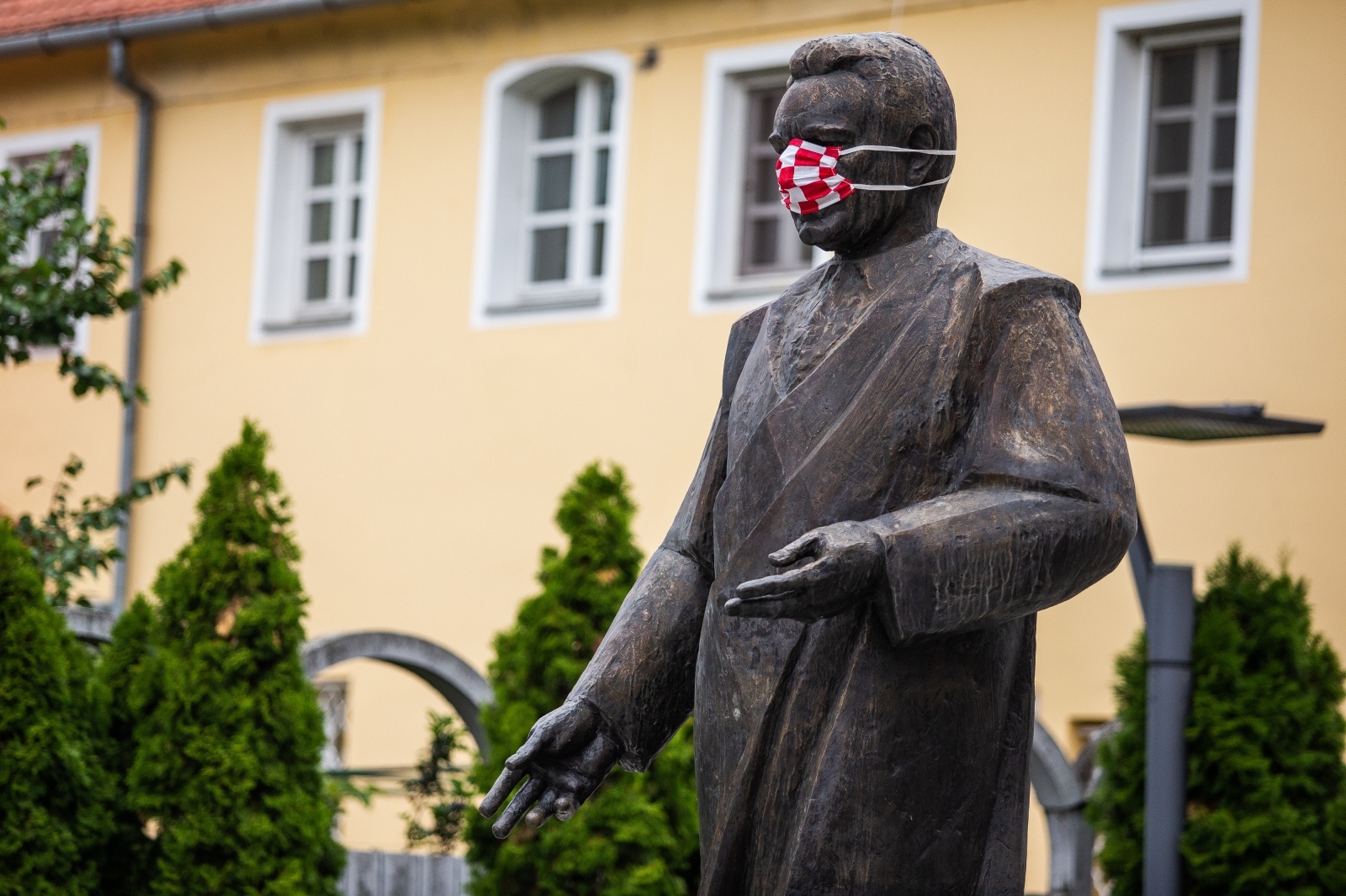 Spomenici s zaštitnim maskama