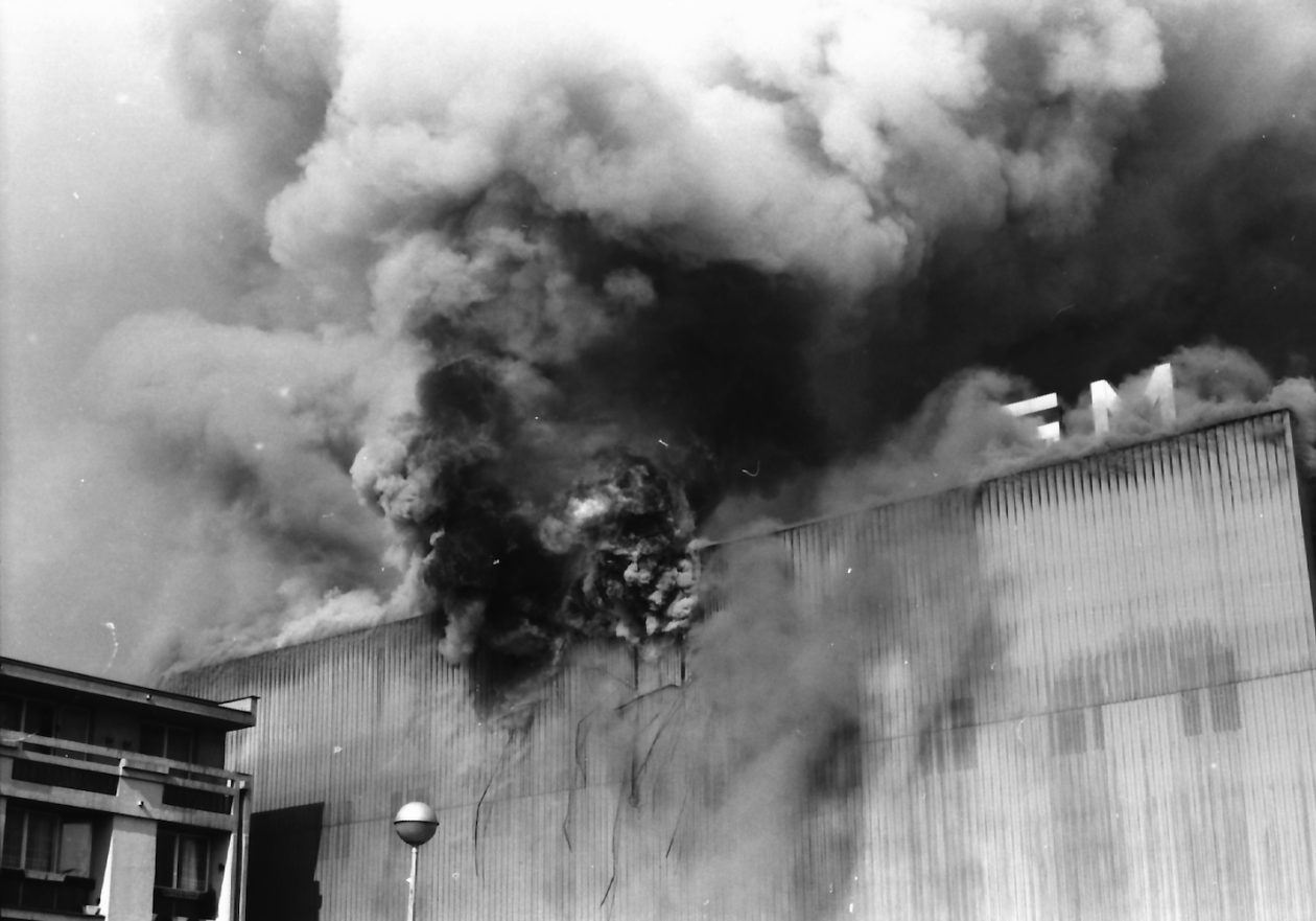 g4-7-HR-DAOS-964-2-2-1-18-1-Osijek-na-fotografijama-Supermarket-pozar-Osijek-1982-godina g4-7-HR-DAOS-964-2-2-1-18-1-Osijek-na-fotografijama-Supermarket-pozar-Osijek-1982-godina