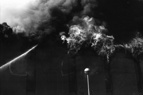 h4-8-HR-DAOS-964-2-2-1-18-3-Osijek-na-fotografijama-Supermarket-pozar-Osijek-1982-godina