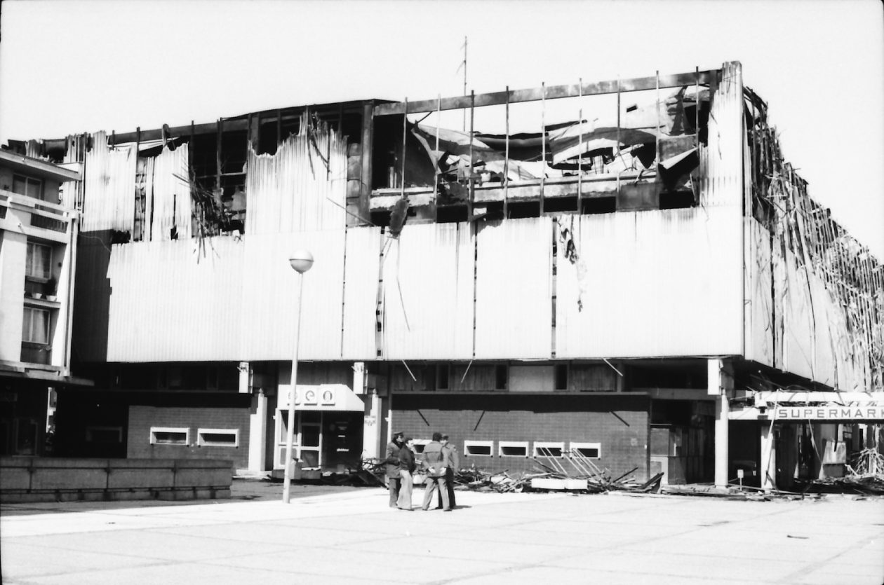 j4-9-HR-DAOS-964-2-2-1-19-3-Osijek-na-fotografijama-Supermarket-pozar-Osijek-1982-godina j4-9-HR-DAOS-964-2-2-1-19-3-Osijek-na-fotografijama-Supermarket-pozar-Osijek-1982-godina