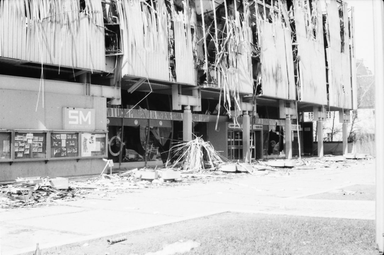 k4-10-HR-DAOS-964-2-2-1-19-1-Osijek-na-fotografijama-Supermarket-pozar-Osijek-1982-godina k4-10-HR-DAOS-964-2-2-1-19-1-Osijek-na-fotografijama-Supermarket-pozar-Osijek-1982-godina