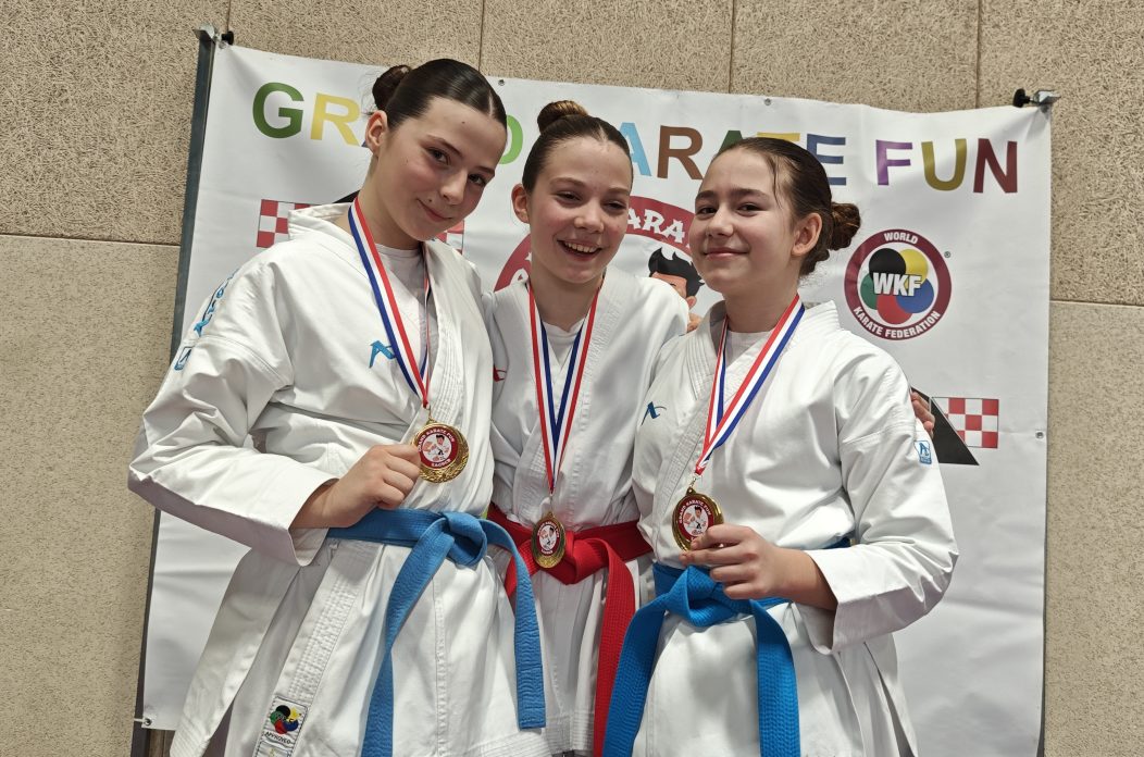 Karate klub Osijek kata tim ml.kadetkinje (1)