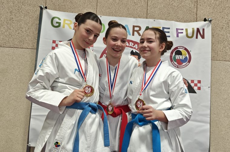 Karate klub Osijek kata tim ml.kadetkinje (1)