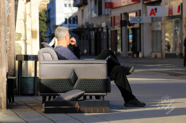 levak na kauču levak na kauču