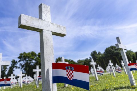 Vukovar: Izaslanstvo GradaMemorijalno groblje žrtava iz Domovinskog rata