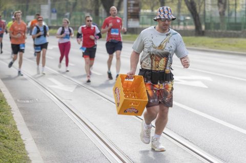 trkač luka s gajbom piva trkač luka s gajbom piva