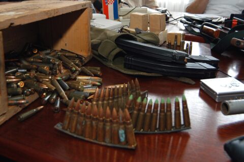 Slavonski Brod: Iz nerazumljivih razloga gra?ani u ku?i dre cijeli arsenal oruja Slavonski Brod: Iz nerazumljivih razloga gra?ani u ku?i dre cijeli arsenal oruja