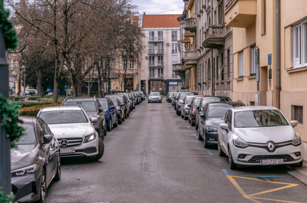 parking automobili parkiralište auti